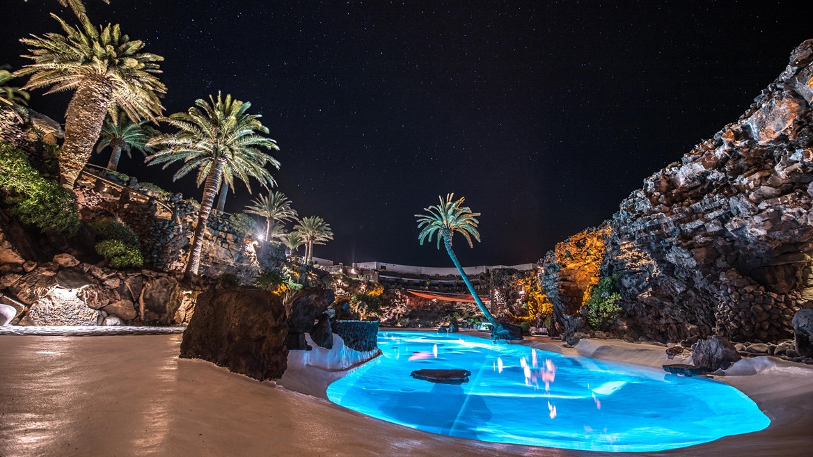 En una escapada en pareja a Lanzarote no te puedes perder las Noches de Jameos de los viernes, una cena romántica acompañada de música en directo en una de las cuevas más especiales de la isla.